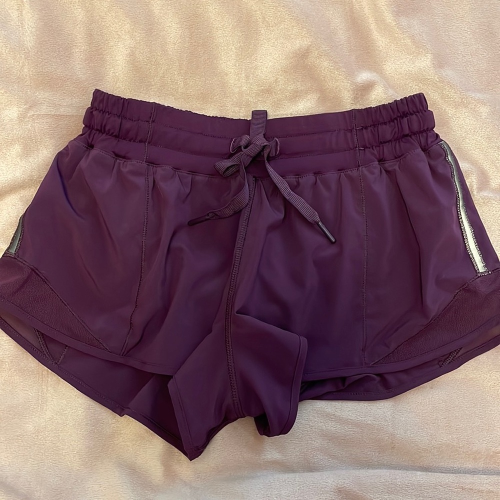 LULULEMON HOTTY HOT LOW RISE 2.5 SHORTS
